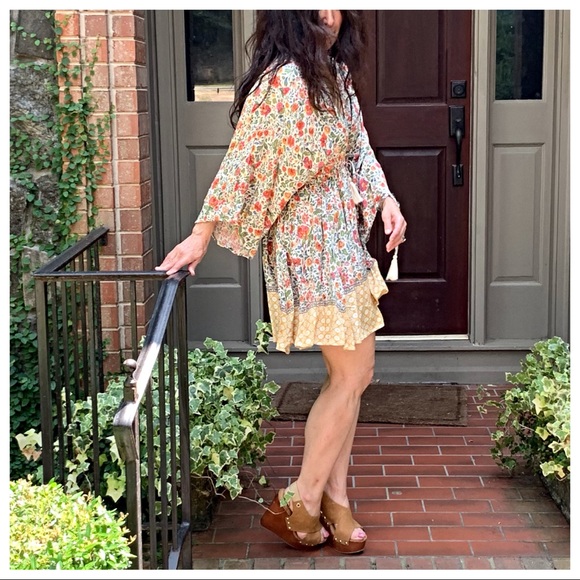 ✨LAST ONE ✨Beautiful kimono style deep V dress - Picture 4 of 6